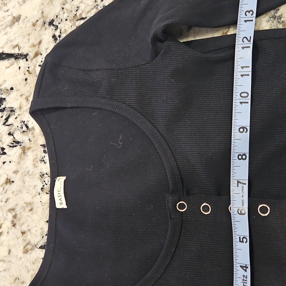 Priv Ribbed, Long Sleeved, Snap-front Scoop Neck Top - Picture 4 of 5